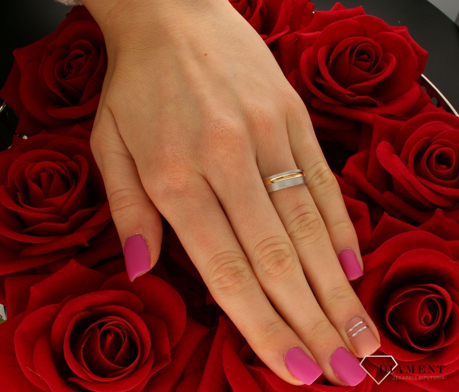 Złota obrączka damska płaska z żółtym paskiem 585 – elegancja i ponadczasowy styl.jpg